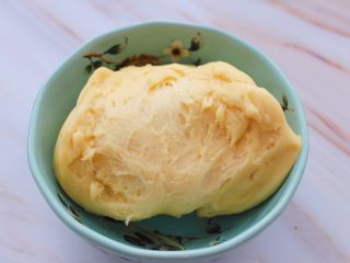 胶东喜饼,醒发好的面团呈蜂窝状。