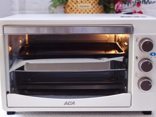 胶东喜饼,上面再压上一个烤盘，ACA北美烤箱上下160°烤20分钟。(注意观察上色情况）