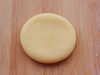 胶东喜饼,用擀面杖把面团，擀至半厘米的厚度。