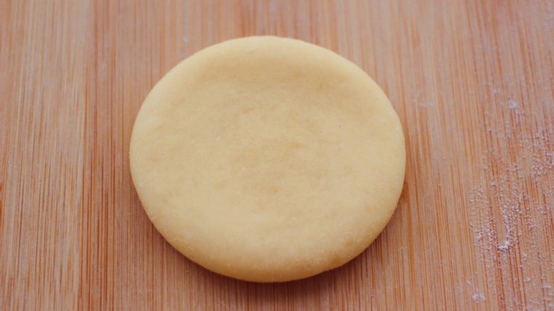 胶东喜饼,用擀面杖把面团，擀至半厘米的厚度。