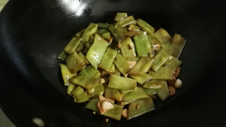 蒜香芸豆,盖上锅盖烧开小火焖三分钟至熟透