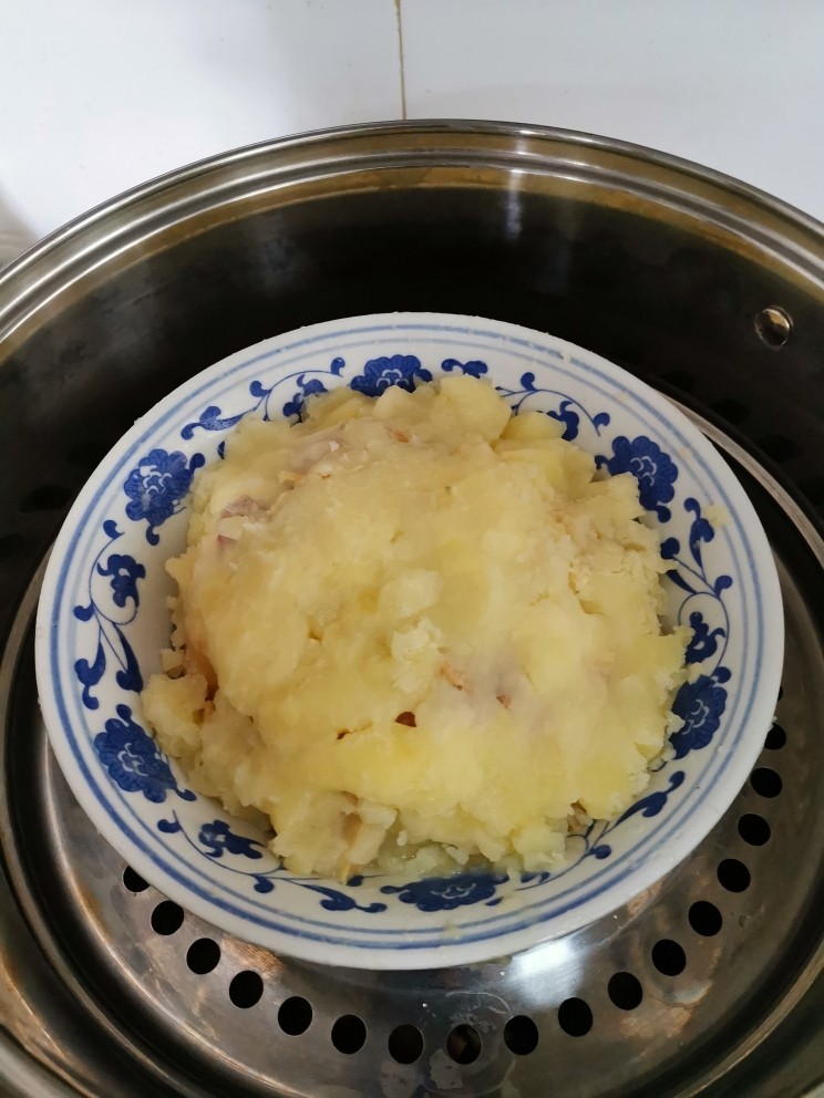 土豆泥蒸咸肉,土豆捏成泥，与咸肉片混合，表面用泥封死。上锅水开后蒸15分钟。