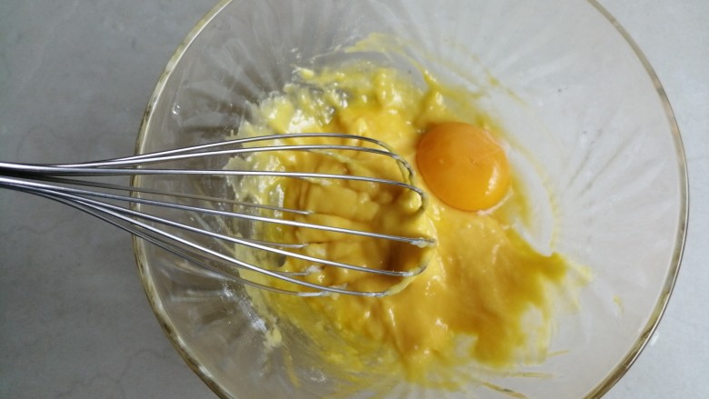 戚风纸杯蛋糕,拌均匀后加入另一个蛋黄。