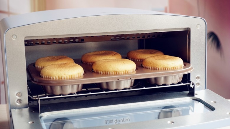 戚风纸杯蛋糕,放入已经预热到160度的12升小烤箱里，烘烤30分钟，再转180度，烘烤10分钟左右（实际烘烤温度要根据自家烤箱脾气而定）。