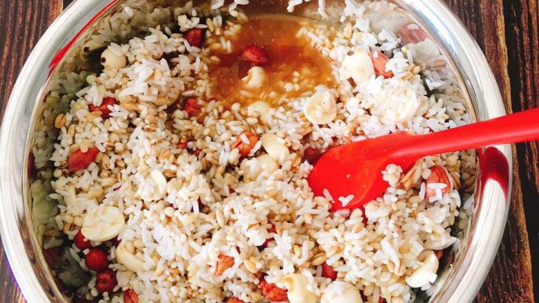 什么都来点的台式素粽,将汤汁与米混合均匀。