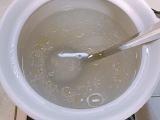 砂锅粥,珍珠米加食用油拌匀防粘锅，再加入水，一次性加够水
