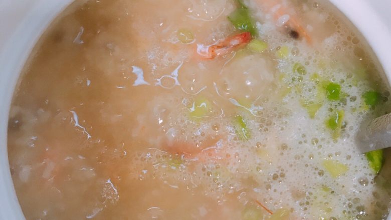 砂锅粥,加适量盐调好味后加入芹菜就可以出锅了