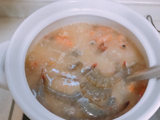 砂锅粥,煮至粥粘稠就加入虾