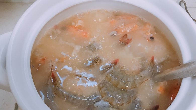 砂锅粥,煮至粥粘稠就加入虾