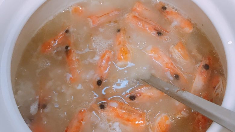 砂锅粥,米煮开花加入煎好的虾头