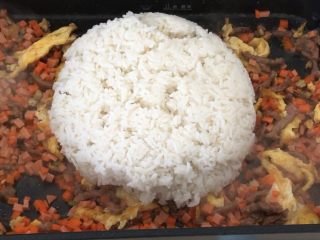 火腿牛肉炒饭,倒入米饭。
