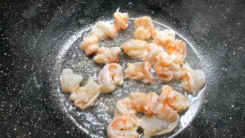 虾仁炒西兰花,热锅放入少许油，把腌制好的虾仁放入炒至8分熟。