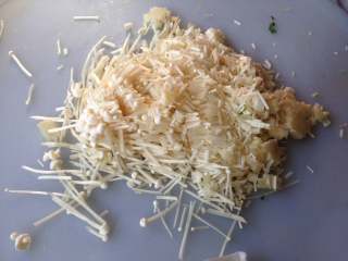 酱油什锦炒饭,金针菇去跟切成碎粒