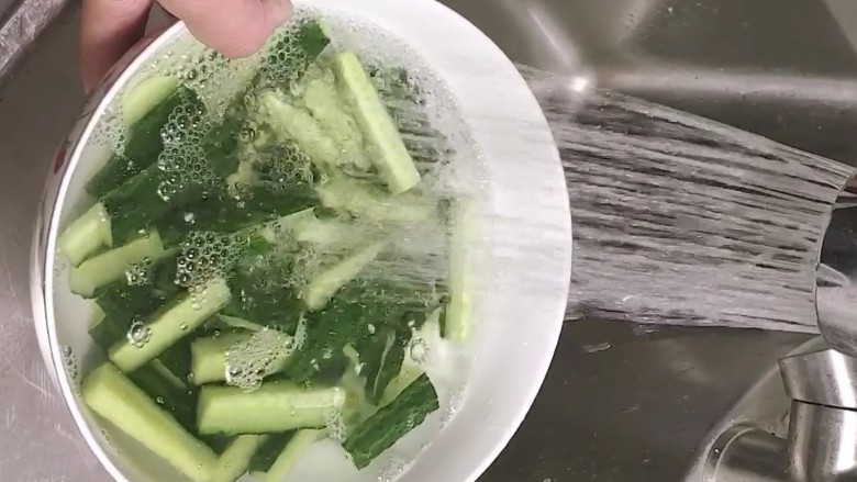 开胃小咸菜,用清水清洗一遍控干水分