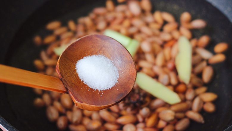 双椒拌花生米,加入适量的盐调味。