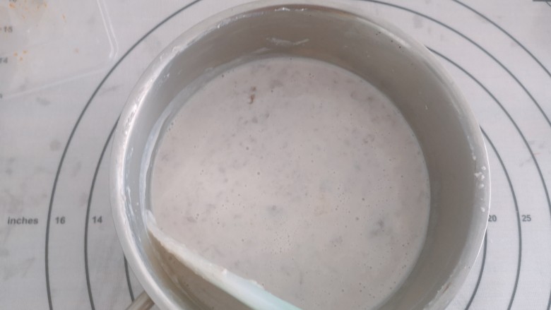 芋泥波波茶,一边加热，一边用橡胶刮让牛奶和芋泥融合
