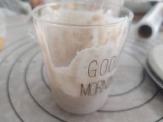 芋泥波波茶,从冰箱里取出芋泥牛奶，200g到入杯中，然后用勺子做成挂壁的样子