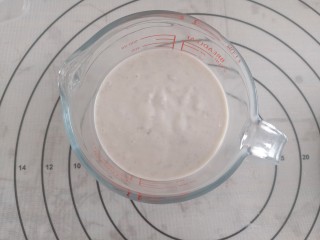 芋泥波波茶,把融合好的芋泥牛奶放到容器中，冷藏备用，芋泥保留一些小的颗粒是没有关系的，这样口感也会很不错