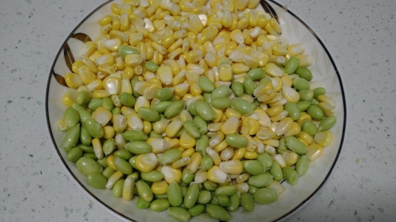 家常麦烧,青豆和玉米准备好。