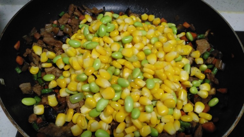 家常麦烧,放入煮熟的玉米和青豆。