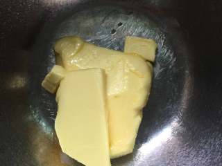 维也纳曲奇,黄油放在干净的打蛋盆中室温软化备用。