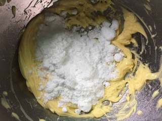 维也纳曲奇,然后把糖粉加入到黄油中，高速打发至黄油体积膨胀、颜色变白，（可以先用打蛋器手动搅拌一下，让糖粉和黄油混合，以免用电动打蛋器高速打发时糖粉飞起来）