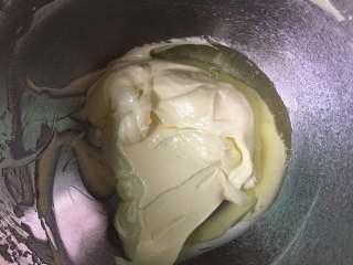 维也纳曲奇,把蛋清分两次加入到黄油中，用电动打蛋器搅拌均匀，然后再把剩下的蛋清加入，继续搅拌均匀。