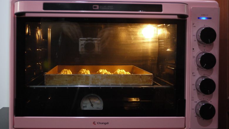 维也纳曲奇,烤箱预热，上下火160度，烘烤20分左右。