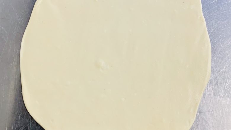 一次发酵——虾仁牛肉肠披萨,擀成直径24厘米的饼皮