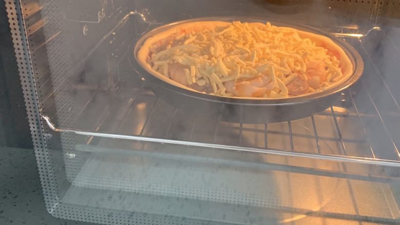 一次发酵——虾仁牛肉肠披萨,烤箱提前预热上下火180度，烤25分钟。