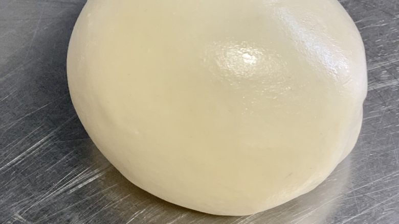 一次发酵——虾仁牛肉肠披萨,不要偷懒哟😄揉成这样光滑细腻的面团。