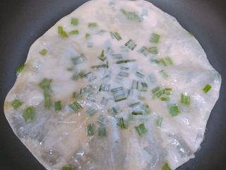 消耗饺子皮 葱油饼,热锅放少许油，放入冰