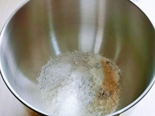 低脂低糖～黑麦贝果面包,首先将黑麦粉与高筋面粉，盐，糖，酵母粉加入厨师机桶中。