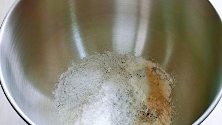 低脂低糖～黑麦贝果面包,首先将黑麦粉与<a style='color:red;display:inline-block;' href='/shicai/ 550'>高筋面粉</a>，盐，糖，酵母粉加入厨师机桶中。