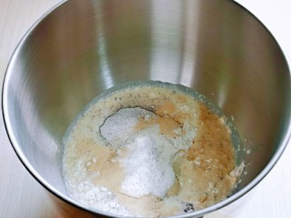 低脂低糖～黑麦贝果面包,再加入牛奶，启动厨师机1档揉面10分钟。(牛奶量根据实际情况增减，因为不同面粉吸水性不同)
