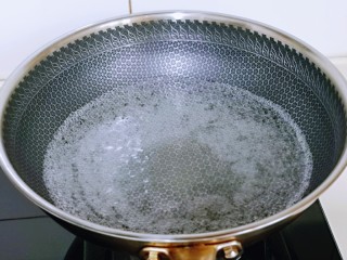 低脂低糖～黑麦贝果面包,锅中加入纯净水，再加幼砂糖，将水煮到有小泡泡时转小火。