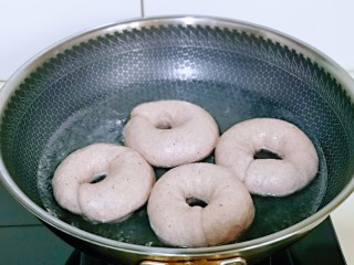 低脂低糖～黑麦贝果面包,将醒发好的巧克力贝果胚面朝上放入锅中烫30秒，再翻一面烫30秒捞出。