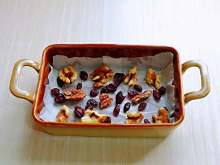 蜜豆切糕,耐高温模具中垫上油纸，底部铺上蔓越莓干，核桃仁。