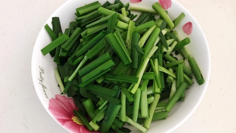 减脂快手菜  土豆丝炒韭菜,把韭菜切成寸段