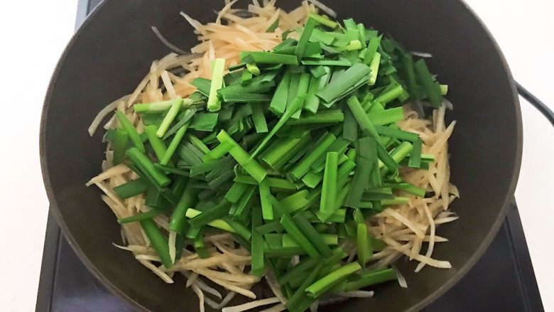 减脂快手菜  土豆丝炒韭菜,加入韭菜
