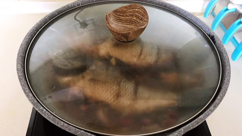 红烧鱼,盖上锅盖中火继续烧10分钟，收汁