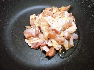 荷香糯米鸡,锅里加入花生油，油热后加入鸡肉快速滑散