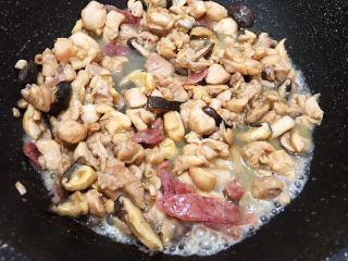 荷香糯米鸡,加入半碗泡发干贝的水煮两分钟