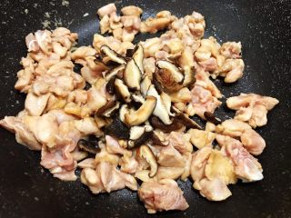 荷香糯米鸡,等鸡肉微微变色后加入香菇翻炒