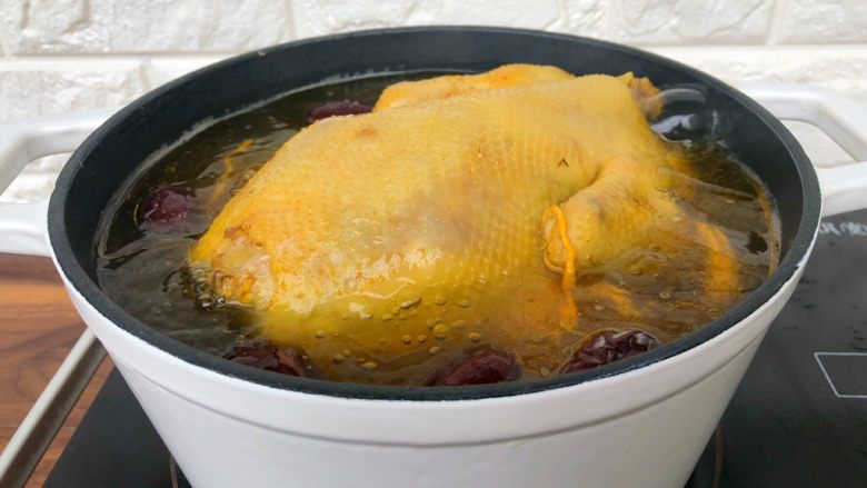 虫草花鸡汤,熬好以后加入少许鸡精即可出锅。