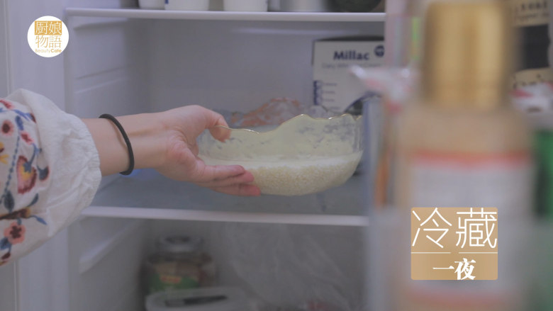 奶奶的碱水粽「厨娘物语」,加入4g食用碱，与糯米搅拌均匀，放入冰箱冷餐一夜。