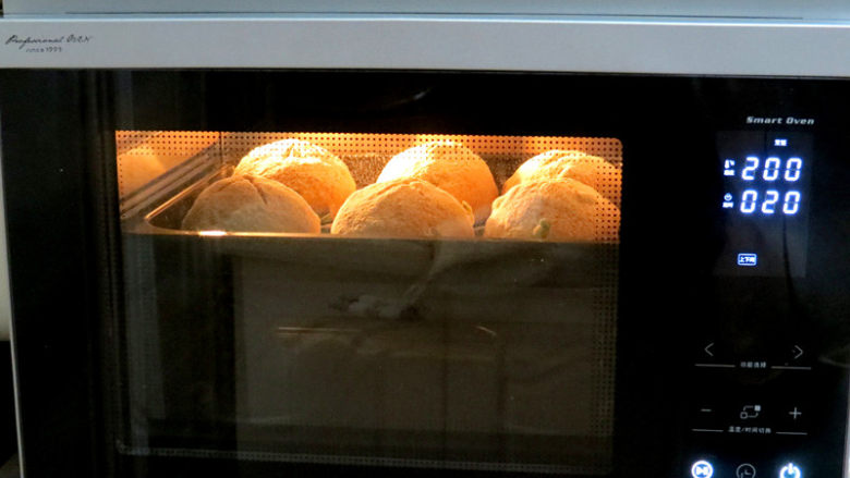 无油无糖，好吃又健康的【黑麦毛豆面包】,放入预热好的烤箱内，200度中层烤20分钟左右