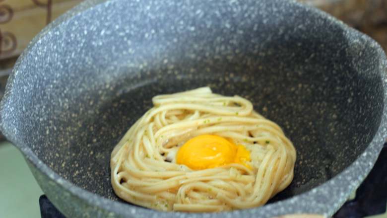 鸟巢煎蛋,放入蛋黄，在锅里倒一点水，盖上锅盖，水蒸气会让蛋黄变熟。
 