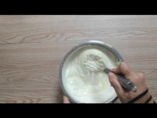 榴莲冰激凌,把淡奶油和蛋黄榴莲糊混合均匀