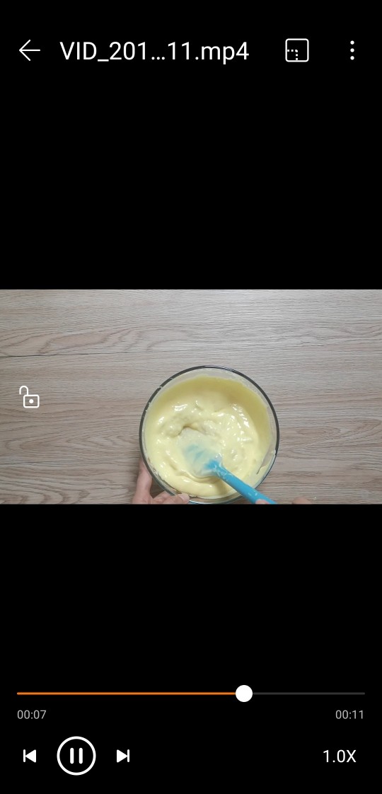 榴莲冰激凌,加到已经冷却的蛋黄牛奶糊中，搅拌均匀。